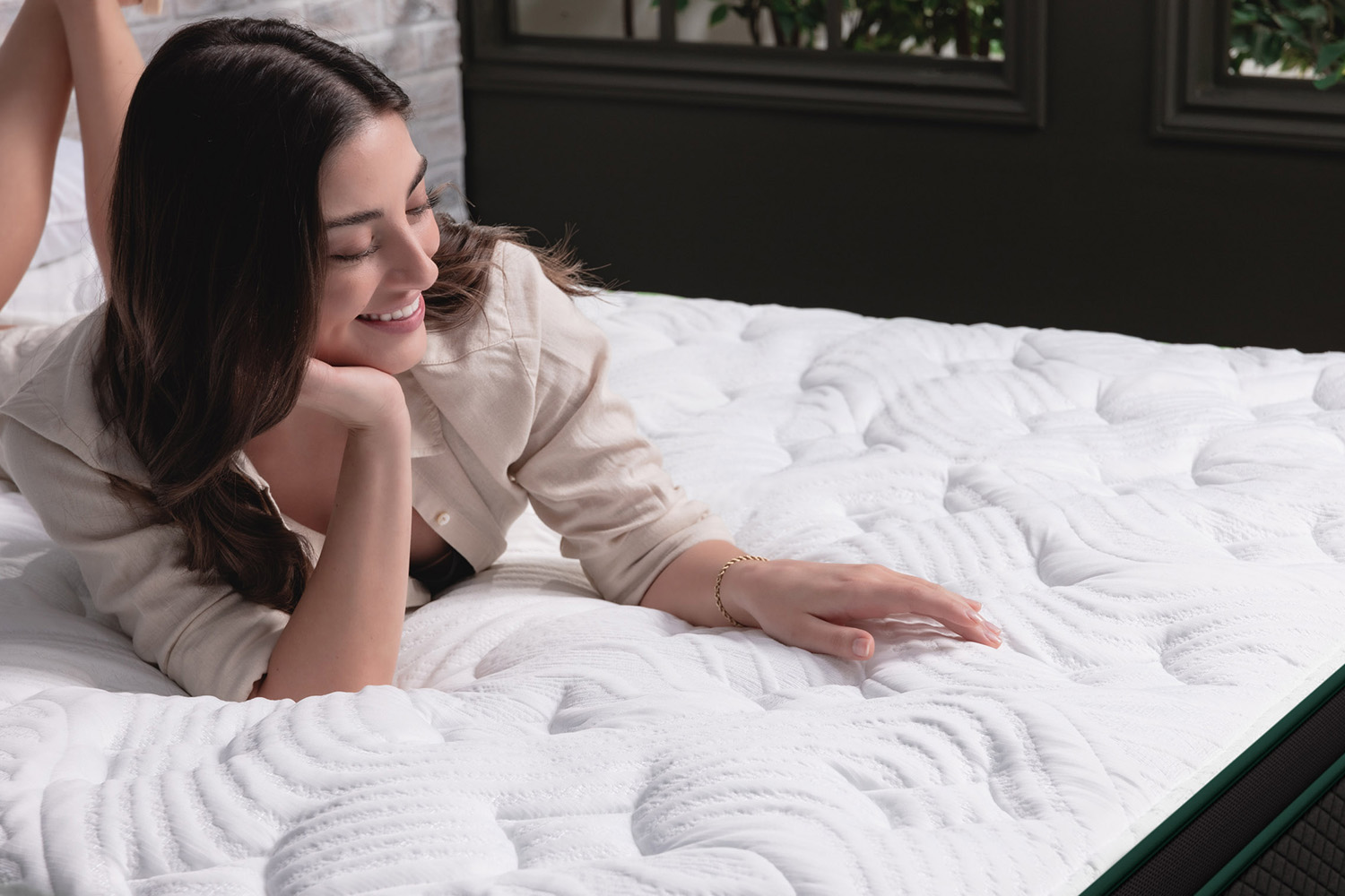 <p><b>Refined Hybrid Comfort</b></p>

