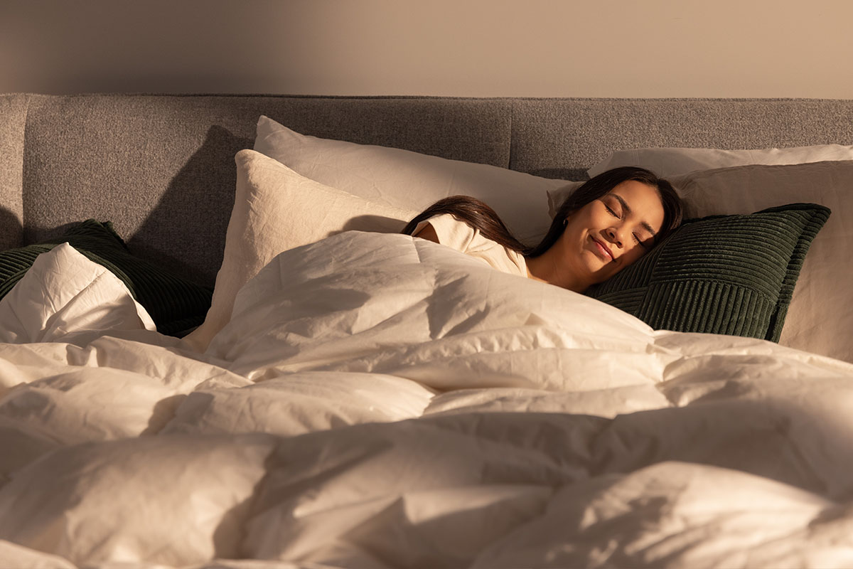 Femme assise en tailleur sur un matelas Octave Vista.