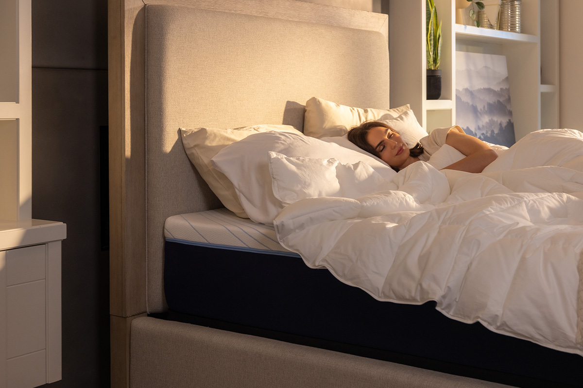 Femme assise en tailleur sur un matelas Octave Vista.